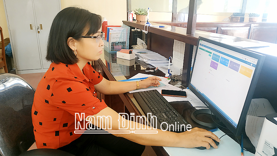 Công chức văn phòng UBND xã Giao Long (Giao Thủy) sử dụng thành thạo các ứng dụng phần mềm trong xử lý công việc chuyên môn.