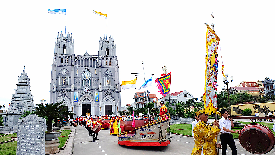 Nghi lễ của đồng bào Công giáo tại Nhà thờ Phú Nhai được tổ chức theo các quy ước nếp sống văn minh. Ảnh: Do cơ sở cung cấp