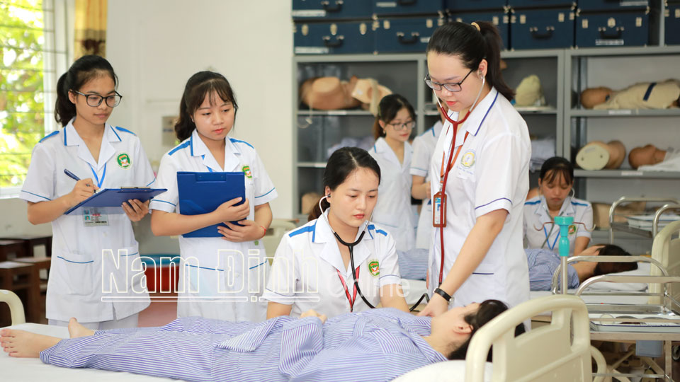Sinh viên Trường Đại học Điều dưỡng Nam Định trong một giờ thực hành.