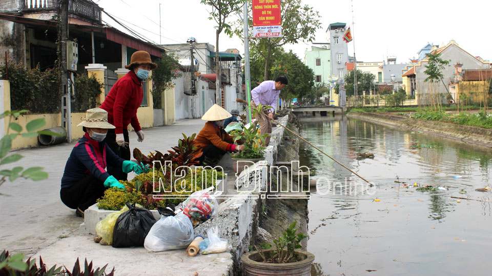 Nhân dân xóm 15, xã Hải Hưng (Hải Hậu) tham gia dọn vệ sinh môi trường.  Bài và ảnh: Lam Hồng