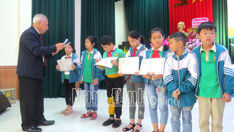 Lãnh đạo Hội Khuyến học tỉnh trao tặng học bổng Vũ Đình Liệu cho các em học sinh nghèo vượt khó học tốt của tỉnh.
