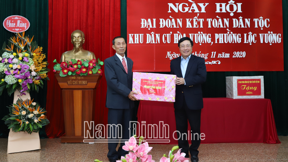 Đồng chí Phạm Bình Minh, Ủy viên Bộ Chính trị, Phó Thủ tướng Chính phủ, Bộ trưởng Bộ Ngoại giao tặng quà gia đình chính sách tiêu biểu.