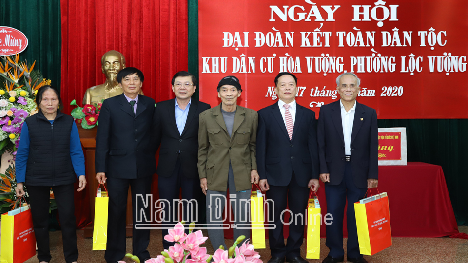 Đồng chí Nguyễn Hữu Dũng, Phó Chủ tịch Ủy ban Trung ương MTTQ Việt Nam tặng quà các gia đình chính sách và hộ nghèo