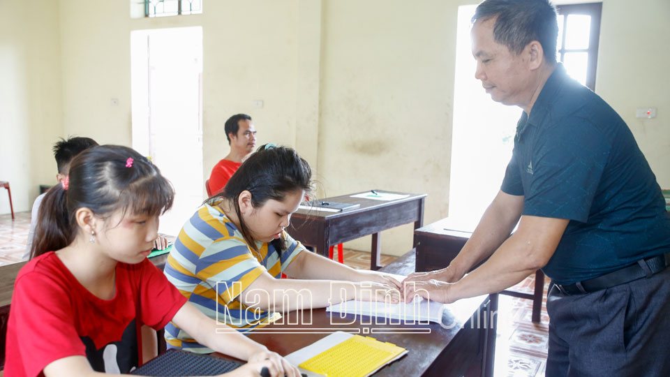 Một lớp học chữ nổi Braille tại Trung tâm Phục hồi chức năng dạy chữ, dạy nghề thuộc Hội Người mù tỉnh.