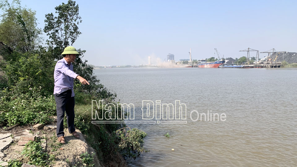 Cán bộ thôn Ngọc Chấn, xã Yên Trị thông tin về tình trạng sạt lở đê bối sông Đáy từ khi các doanh nghiệp ở ven sông phía tỉnh Ninh Bình đi vào hoạt động.