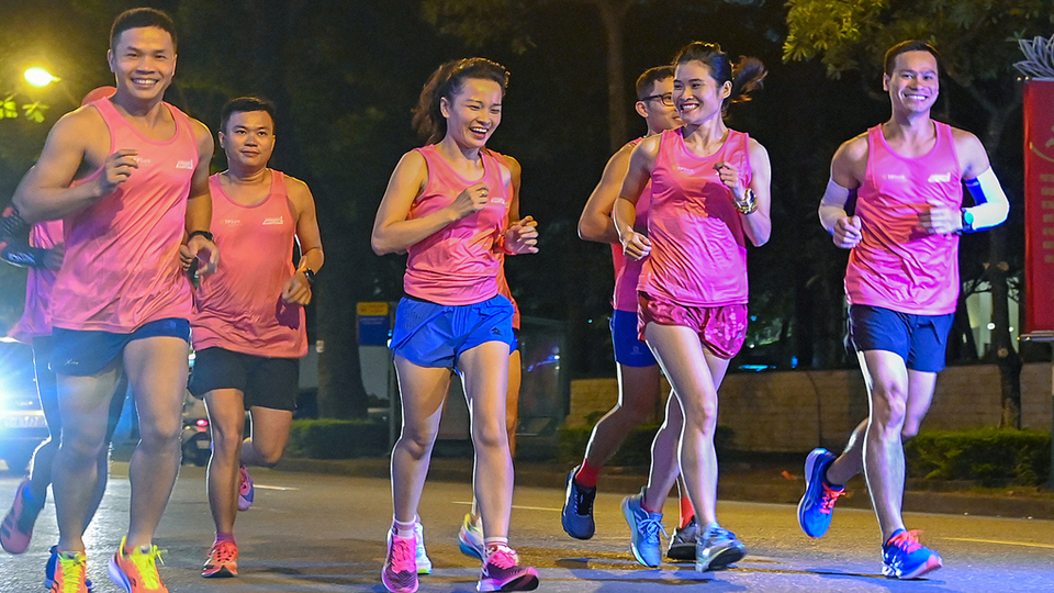 Các runner chạy qua các con phố của thủ đô.