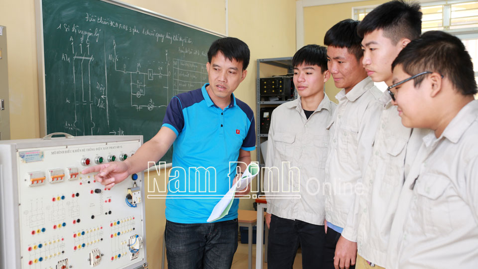 Một tiết học tại Khoa Điện điện tử, Trường Cao đẳng Kinh tế và Công nghệ Nam Định.