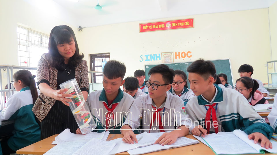 Cô giáo Phạm Thị Dịu, Trường THCS Trần Huy Liệu (Vụ Bản) trong một giờ dạy đội tuyển học sinh giỏi Sinh học lớp 9.