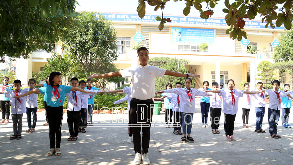 Một buổi học thể dục của học sinh Trường Tiểu học thị trấn Nam Giang (Nam Trực).