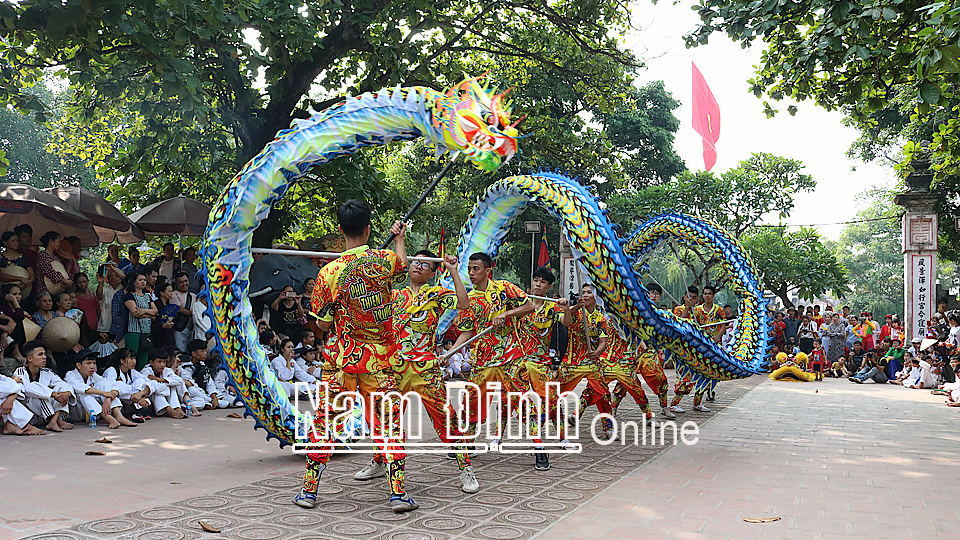 Múa rồng trong lễ hội Đền Trần.