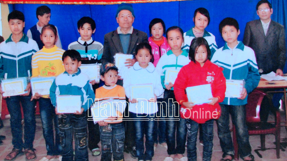 Dòng họ Phan Đắc tổ chức khen thưởng cho các cháu học sinh giỏi.  Ảnh: Do cơ sở cung cấp