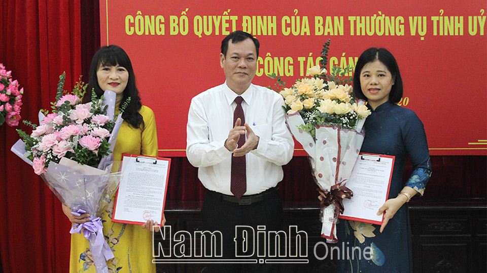 Đồng chí Lê Quốc Chỉnh, Phó Bí thư Thường trực Tỉnh ủy trao các quyết định về công tác cán bộ của Hội LHPN tỉnh.