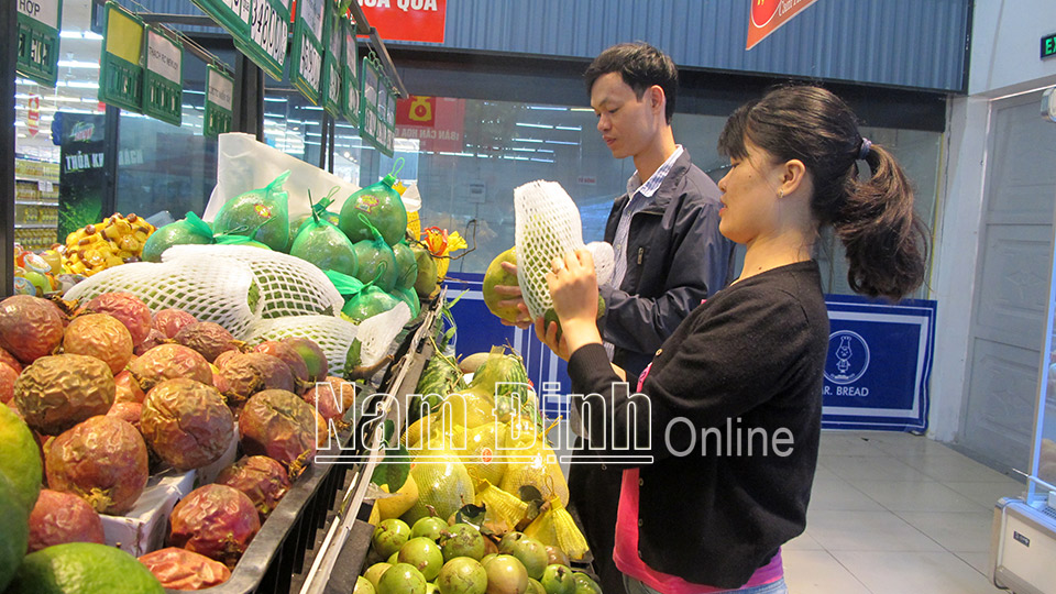 Người tiêu dùng mua sắm hoa quả đặc sản miền Tây tại Siêu thị Lan Chi (Giao Thủy).  Bài và ảnh: Nguyễn Hương