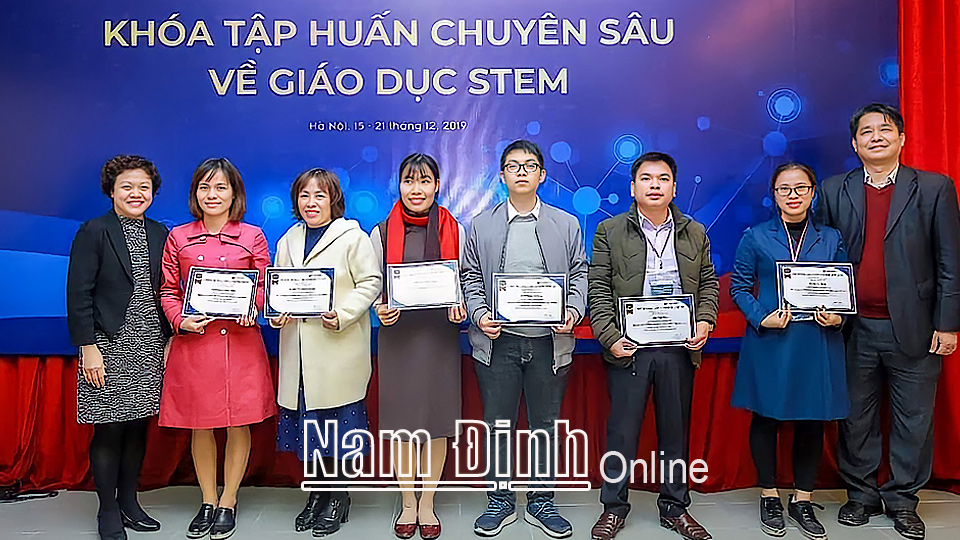 Cô giáo Nguyễn Thị Mai Nhiên (thứ 2 từ trái sang) Trường THPT Nguyễn Khuyến, thành phố Nam Định tại Lễ tổng kết và trao giấy chứng nhận khóa tập huấn chuyên sâu về giáo dục STEM tại Hà Nội, năm học 2019-2020. Ảnh: Do cơ sở cung cấp