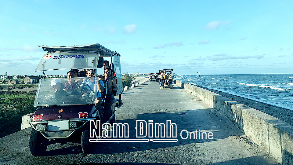 Du khách trải nghiệm dịch vụ ngắm cảnh làng quê ven biển tại bãi biển Thịnh Long.