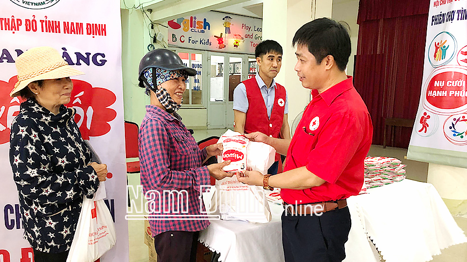 Hội Chữ thập đỏ tỉnh tặng nhu yếu phẩm cho các hộ nghèo trên địa bàn thành phố Nam Định bị ảnh hưởng bởi dịch COVID-19 trong Phiên chợ Nhân đạo.