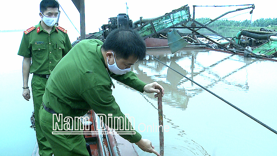 Lực lượng Cảnh sát Môi trường (Công an tỉnh) xử lý vi phạm của tàu khai thác cát trái phép tại huyện Xuân Trường.