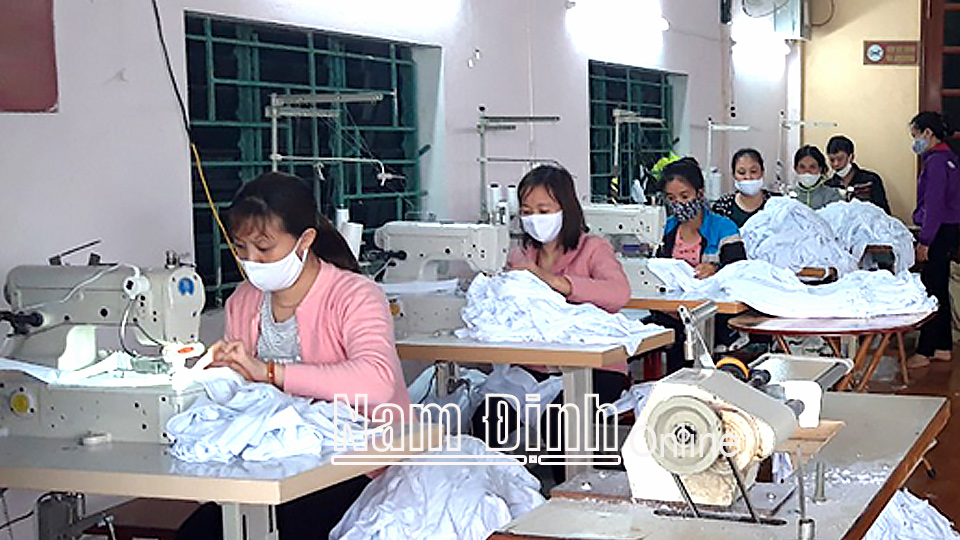 Nghề may gia công giúp hội viên phụ nữ xã Kim Thái (Vụ Bản) đảm bảo việc làm và thu nhập ổn định tại quê hương.