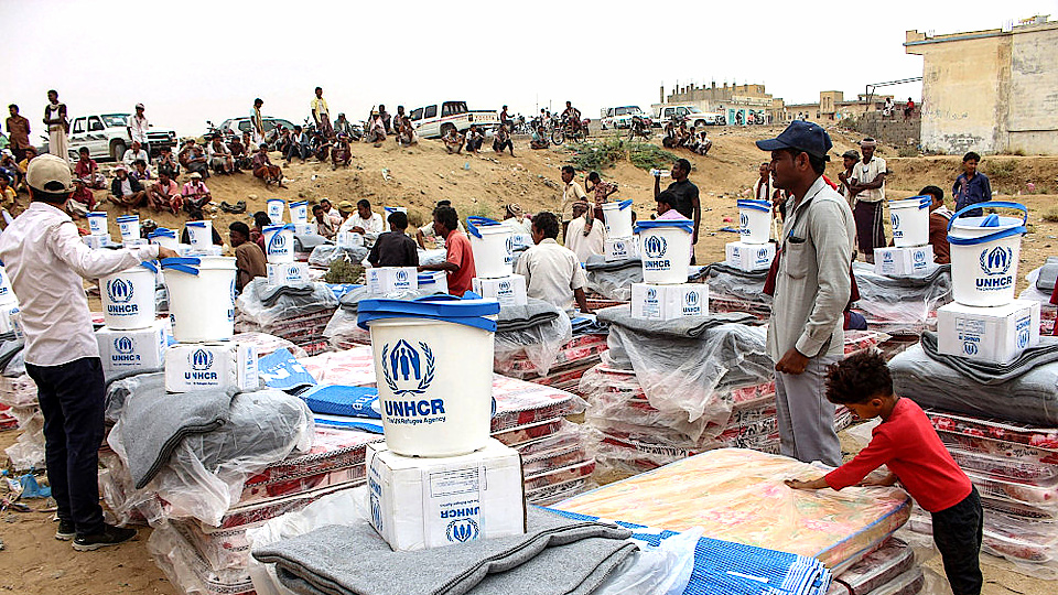 Cơ quan cứu trợ của Liên hiệp quốc chuyển thực phẩm, chăn nệm đến Yemen, quốc gia nghèo đói sau nhiều năm xung đột, chiến tranh. Ảnh: Internet
