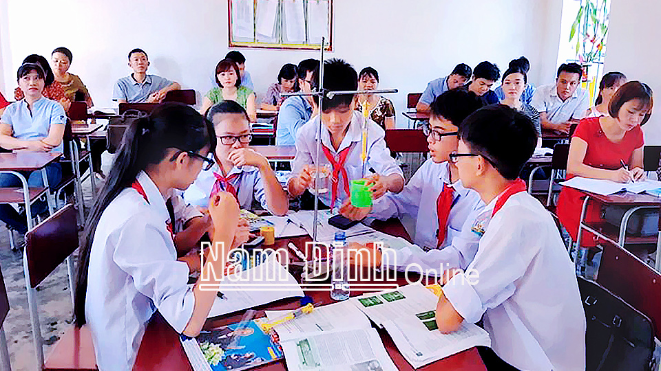 Một giờ học STEM tại Trường THCS Giao Thanh. 