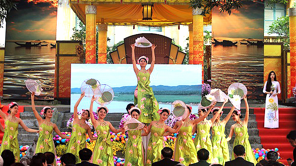 Chương trình nghệ thuật chào mừng tại Lễ kỷ niệm 10 năm Hoàng thành Thăng Long được UNESCO ghi danh là Di sản văn hóa thế giới.
