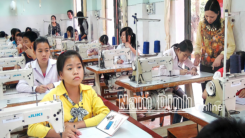 Lớp học may ở Trung tâm Bảo trợ xã hội tổng hợp tỉnh cơ sở 2, xã Lộc An (thành phố Nam Định).