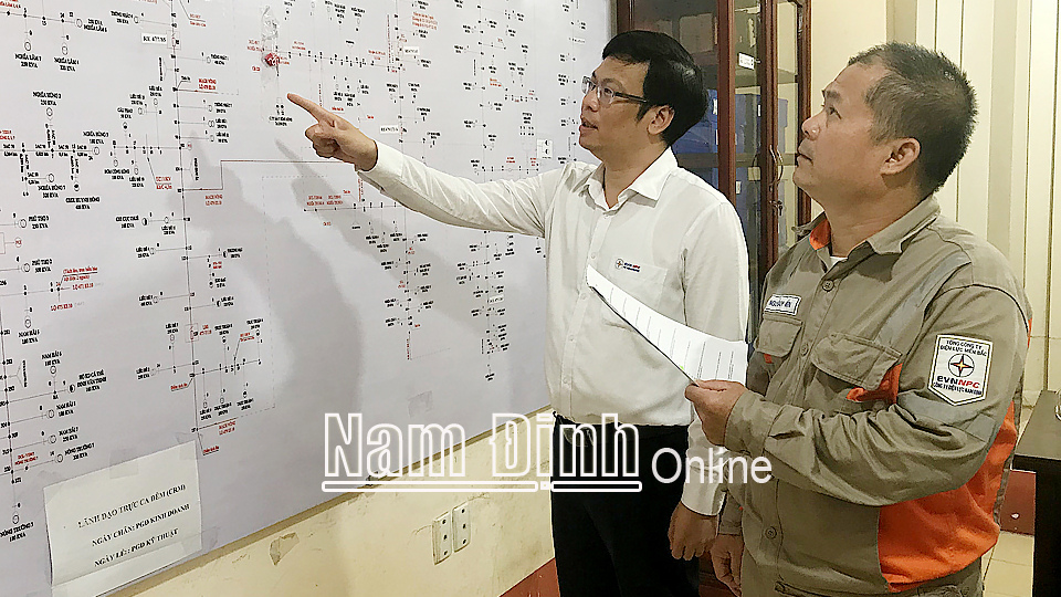 Kiểm tra, quản lý hệ thống điện qua sơ đồ lưới điện tại Điện lực Nghĩa Hưng.