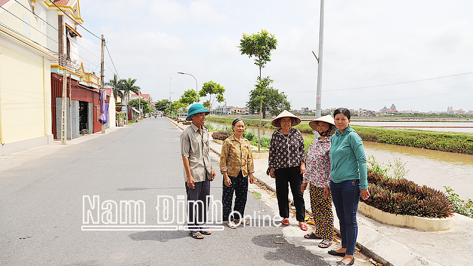 Nhân dân xóm 19A, xã Xuân Kiên trao đổi giải pháp vệ sinh môi trường, xây dựng tuyến đường hoa xanh - sạch - đẹp.