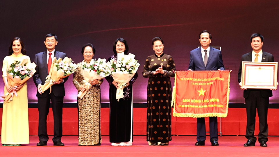 Chủ tịch Quốc hội Nguyễn Thị Kim Ngân trao danh hiệu Anh hùng Lao động thời kỳ đổi mới cho Quỹ Bảo trợ trẻ em Việt Nam. Ảnh: Trọng Đức - TTXVN