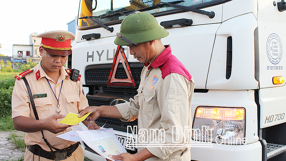 Cảnh sát giao thông Công an huyện Trực Ninh tăng cường tuần tra, kiểm soát để phát hiện, xử lý vi phạm trật tự ATGT đường bộ. 