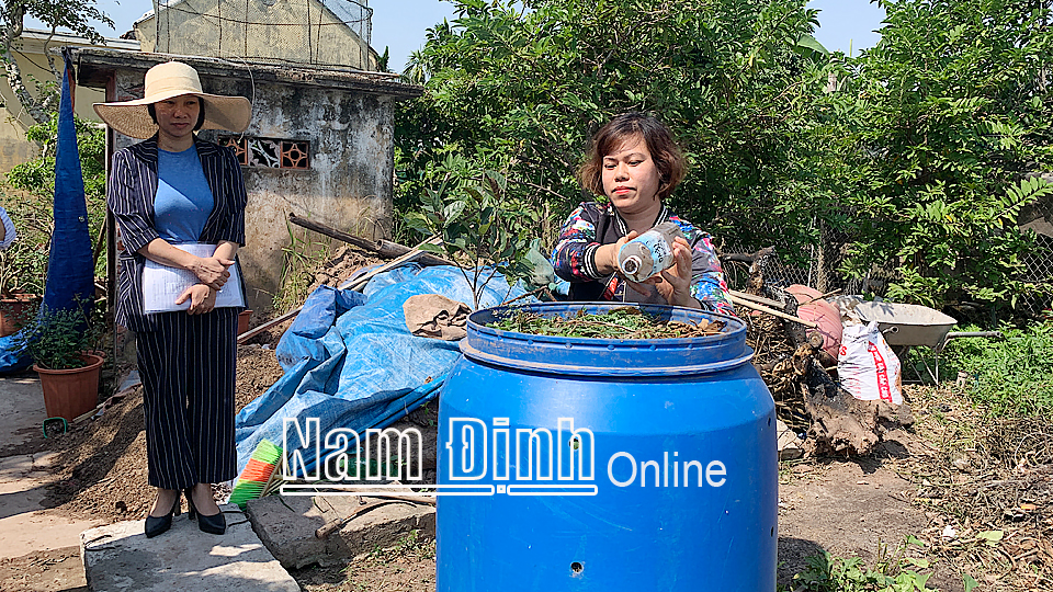 Người dân xã Hải Lý (Hải Hậu) sử dụng chế phẩm sinh học để xử lý rác thải hữu cơ sau phân loại.