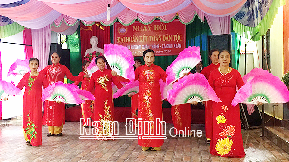Hội viên phụ nữ xóm Xuân Thắng, xã Giao Xuân (Giao Thủy) biểu diễn văn nghệ trong ngày hội Đại đoàn kết ở khu dân cư.