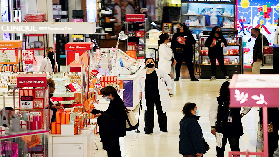 Người dân chọn mua hàng sale trong ngày Black Friday tại cửa hàng của hãng Macy ở New York, Mỹ ngày 27-11-2020. Ảnh: THX/TTXVN