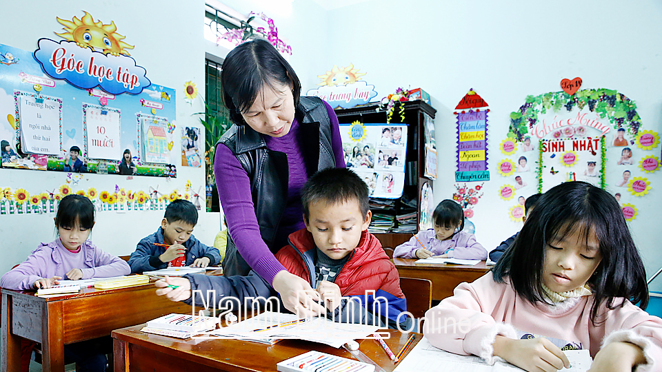 Một tiết học của cô và trò Trường Trẻ em khuyết tật huyện Giao Thủy.