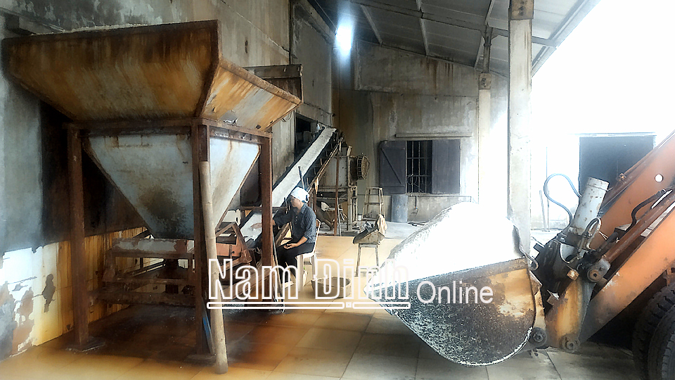 Chế biến muối theo công nghệ rửa trôi tại Công ty TNHH Muối và Thương mại Nam Hải, xã Bạch Long.