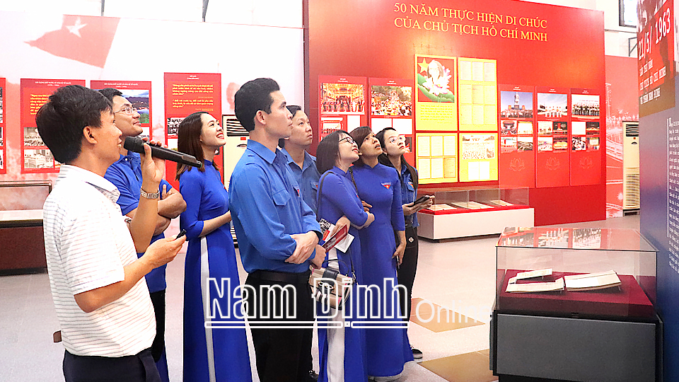 Tỉnh Đoàn tổ chức tham quan Bảo tàng tỉnh, nghe giới thiệu truyền thống lịch sử cách mạng của quê hương.