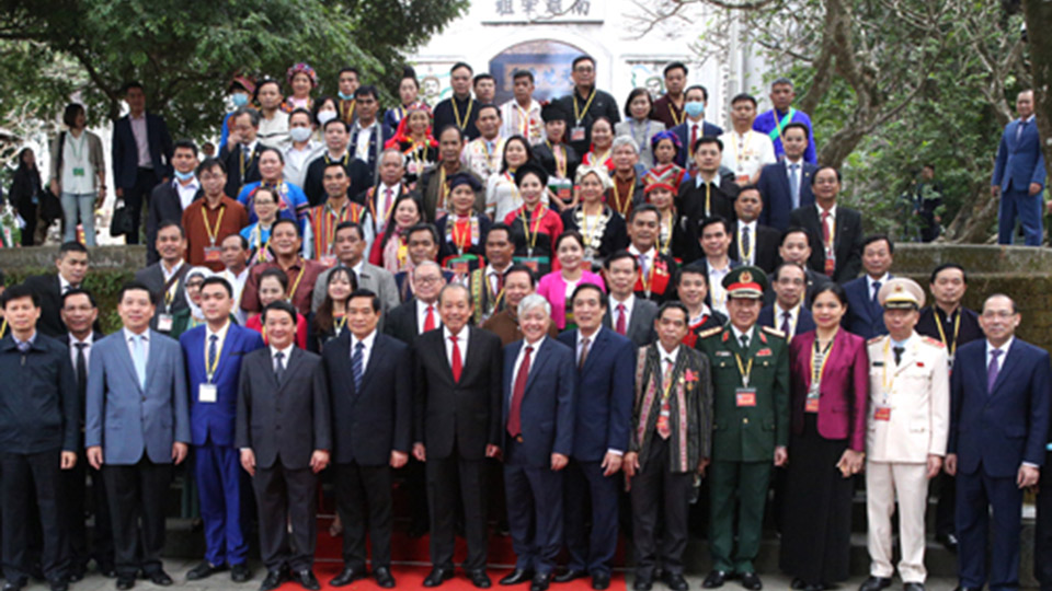 Phó Thủ tướng Trương Hòa Bình và đoàn đại biểu chụp ảnh lưu niệm tại Điện Kính Thiên.  Ảnh: VGP/Nguyễn Hoàng