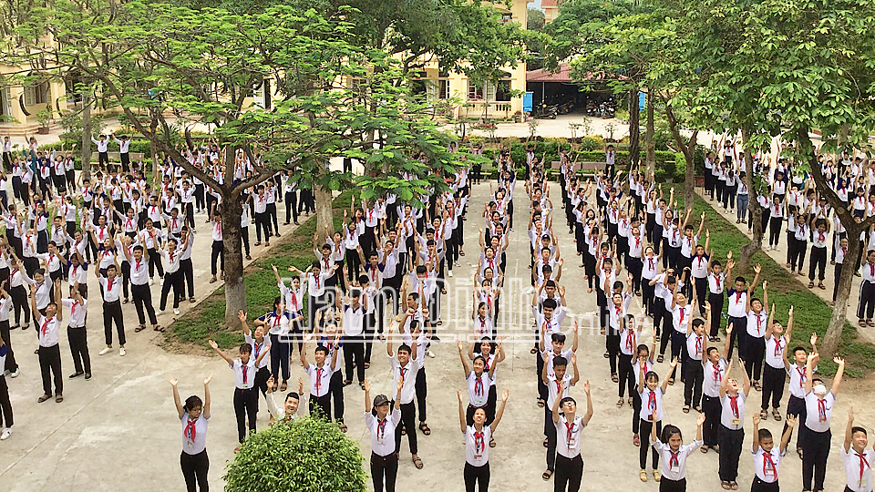 Học sinh Trường THCS Mỹ Tân (Mỹ Lộc) trong một giờ tập thể dục.