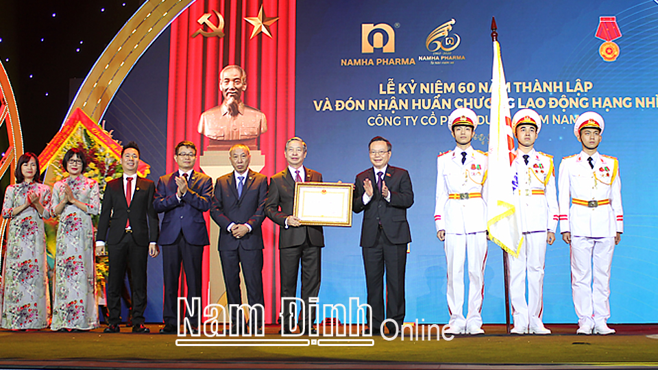Thừa ủy quyền, đồng chí Phùng Quốc Hiển, Ủy viên Ban Chấp hành Trung ương Đảng, Phó Chủ tịch Quốc hội trao tặng Huân chương Lao động hạng Nhì cho cán bộ, công nhân viên Công ty.