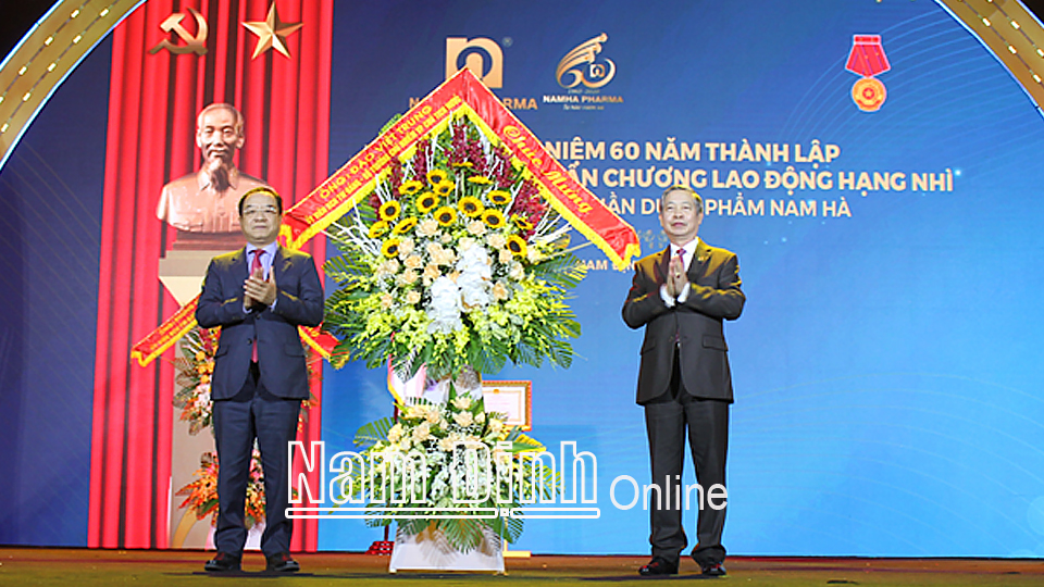 Đồng chí Đào Việt Trung, Ủy viên Ban Chấp hành Trung ương Đảng, Chủ nhiệm Văn phòng Chủ tịch nước trao tặng Công ty lẵng hoa tươi thắm.