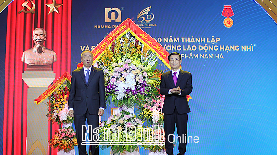 Đồng chí Phạm Đình Nghị, Phó Bí thư Tỉnh ủy, Chủ tịch UBND tỉnh trao tặng Công ty lẵng hoa tươi thắm.