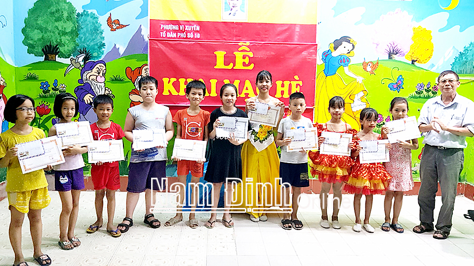 Chi hội Khuyến học tổ dân phố số 10 phường Vị Xuyên trao phần thưởng cho các cháu học sinh giỏi năm học 2019-2020.