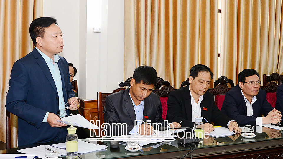 Đồng chí Chủ tịch UBND huyện Hải Hậu phát biểu ý kiến trong Tổ thảo luận số 2.