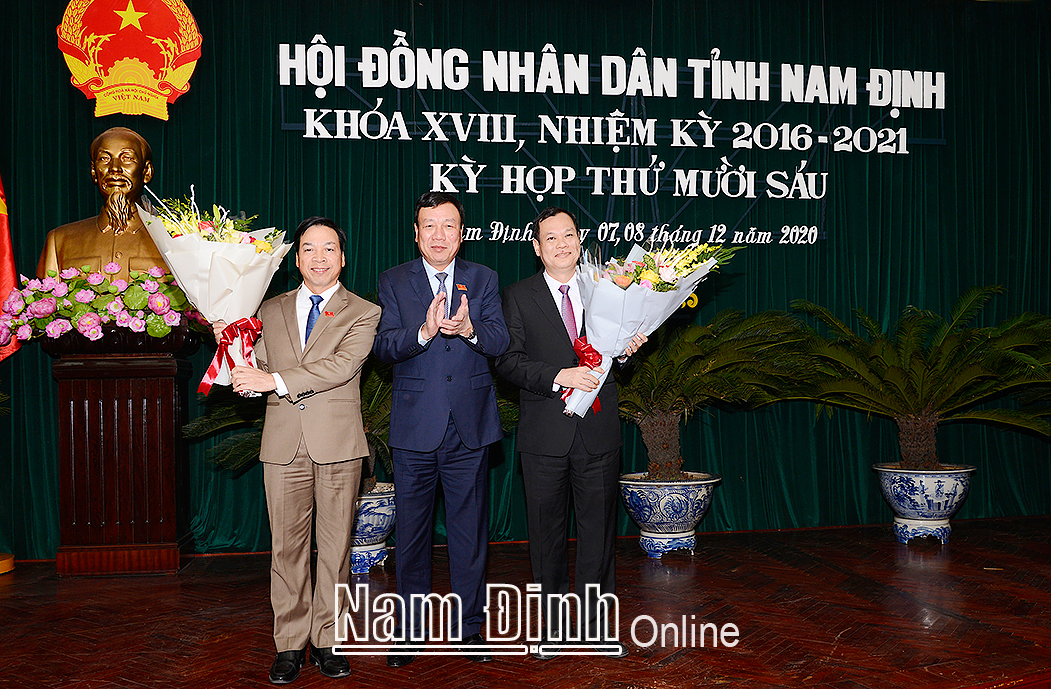 Đồng chí Bí thư Tỉnh ủy Đoàn Hồng Phong tặng hoa các đồng chí mới được miễn nhiệm và bầu cử chức danh Chủ tịch HĐND tỉnh.