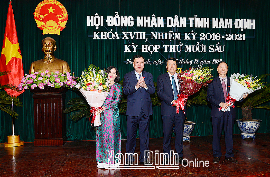 Đồng chí Bí thư Tỉnh ủy Đoàn Hồng Phong tặng hoa các đồng chí mới được miễn nhiệm các chức danh Phó Chủ tịch HĐND và Phó Chủ tịch UBND tỉnh.