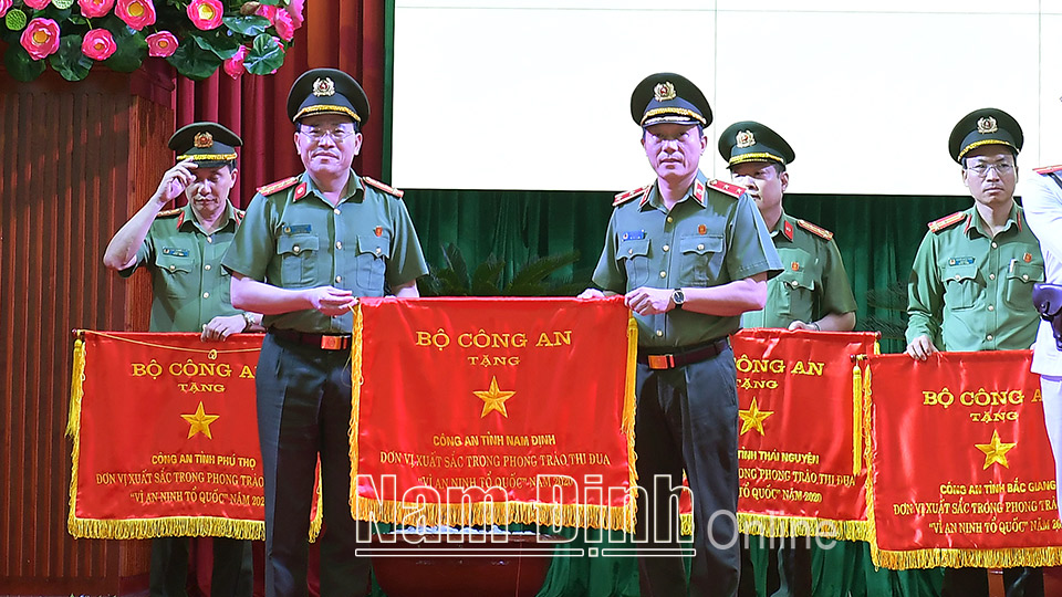 Đại tá Phạm Văn Long, Ủy viên Ban TVTU, Giám đốc Công an tỉnh nhận Cờ đơn vị thi đua xuất sắc của Bộ Công an tại Hội nghị Công an toàn quốc năm 2020.  Ảnh: PV