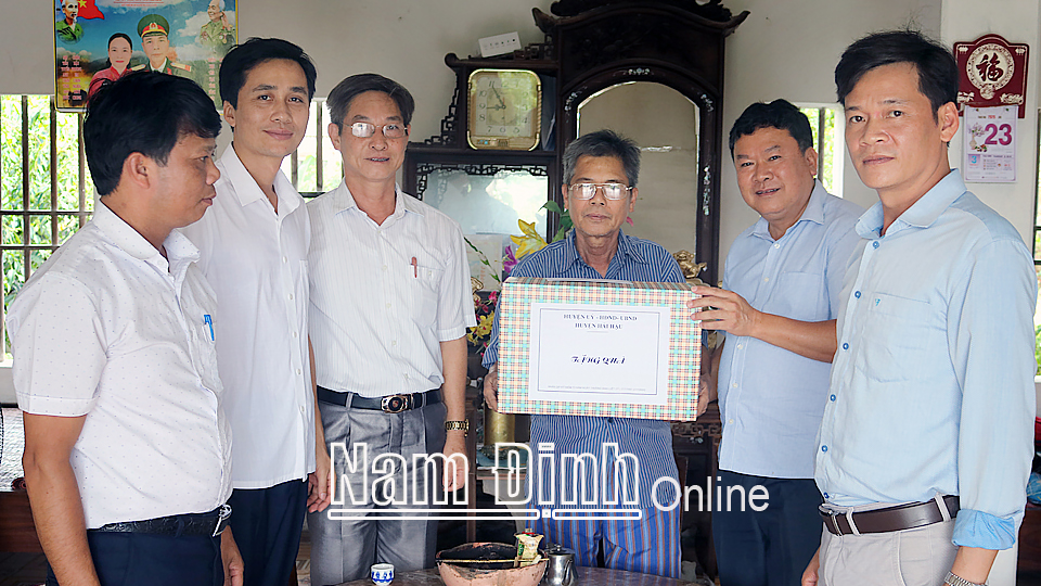 Lãnh đạo huyện Hải Hậu thăm, tặng quà gia đình chính sách xã Hải Giang nhân Ngày thương binh - liệt sĩ 27-7-2020.