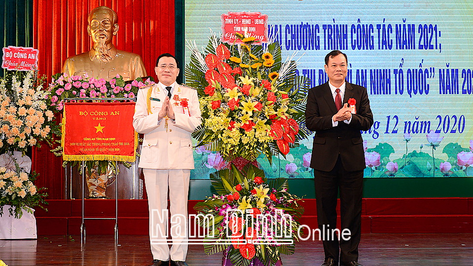 Đồng chí Lê Quốc Chỉnh, Phó Bí thư Thường trực Tỉnh ủy, Chủ tịch HĐND tỉnh tặng Công an tỉnh lẵng hoa tươi thắm.