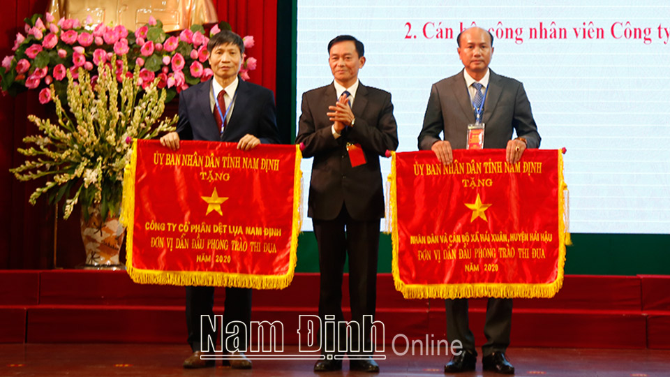 đồng chí Nguyễn Phùng Hoan, Ủy viên Ban TVTU, Phó Chủ tịch UBND tỉnh trao Cờ đơn vị dẫn đầu phong trào thi đua toàn dân bảo vệ ANTQ năm 2020 cho các tập thể