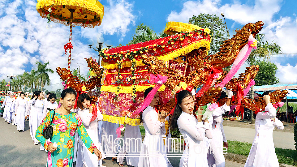 Đoàn rước trong Lễ hội Đền Trần, phường Lộc Vượng (thành phố Nam Định).